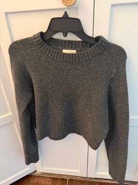 Universal Threads Women's Gray Crewneck Slightly Cropped Sweater size M